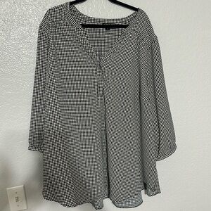 NWOT Torrid black and white houndstooth blouse. Size 5X